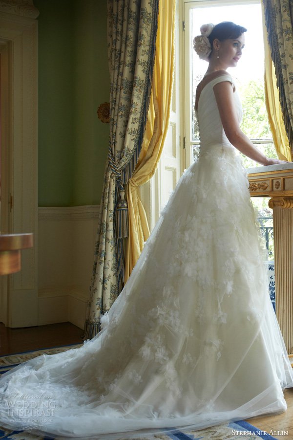 24 Fantastic Wedding Dresses For Your Fantastic Entertainment