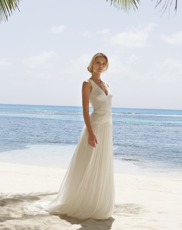 BRILLIANT WEDDING DRESSES FOR THE BEACH FROM AMANDA WAKELEY
