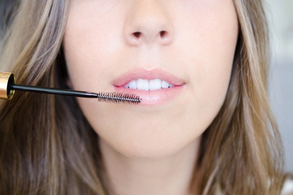 7 Unexpected Totally Ingenious Uses for Mascara Wands That No One Ever Tells You About