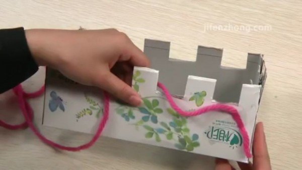 Ingeniously Simple Trick To Knit A Scarf using A Box