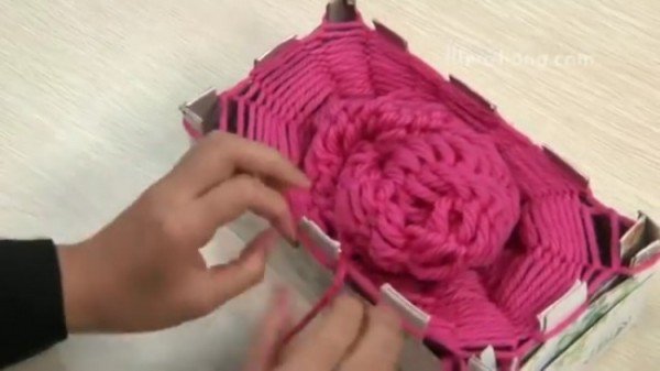 Ingeniously Simple Trick To Knit A Scarf using A Box