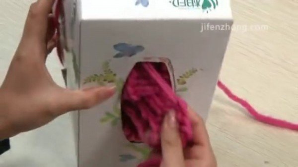 Ingeniously Simple Trick To Knit A Scarf using A Box