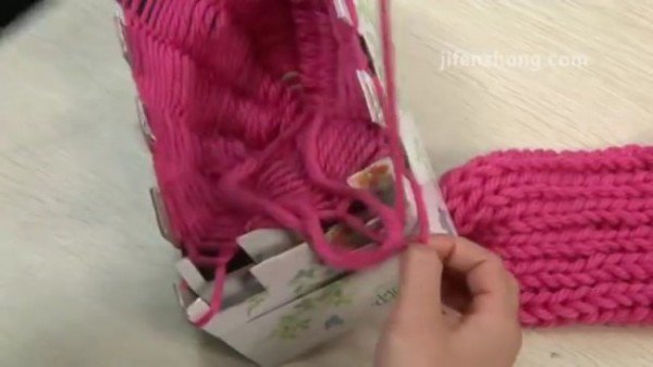 Ingeniously Simple Trick To Knit A Scarf using A Box