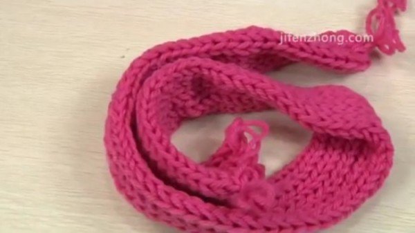 Ingeniously Simple Trick To Knit A Scarf using A Box
