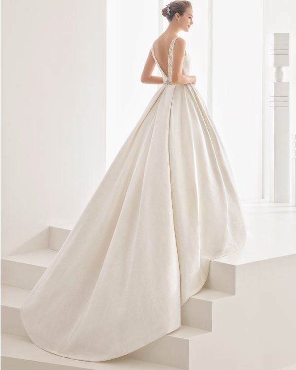 A Modern Minimalism In The New Spring Bridal Collection by Rosa Clara