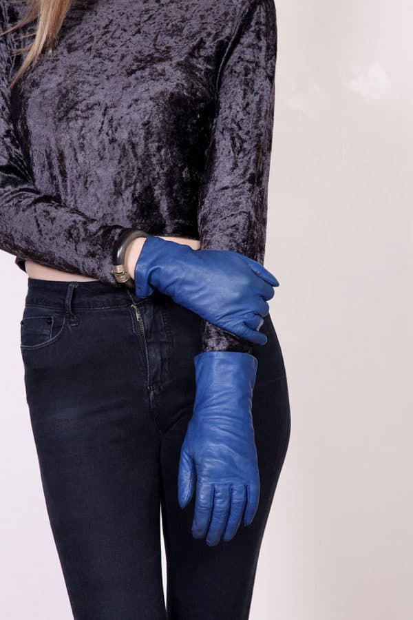 How To Style A pair Of Gloves In Order To Look Modern This Winter