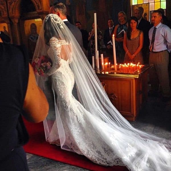 Useful Tips That You Shouldnt Miss If You Want To Wear A Long Wedding Veil