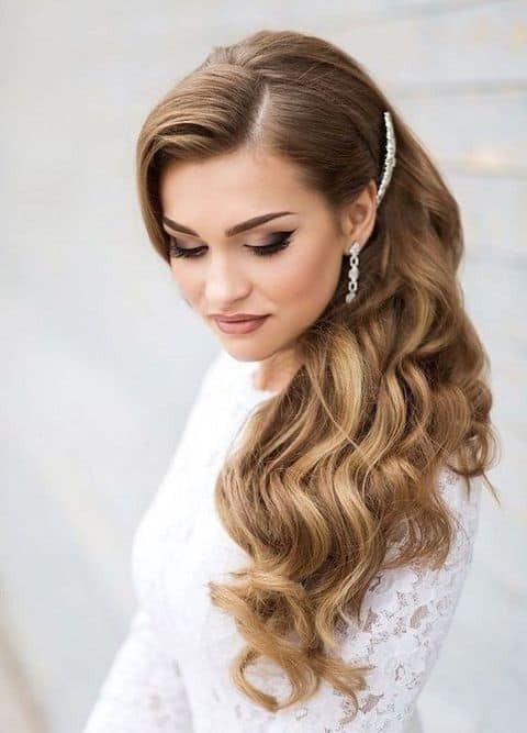 Romantic Side Swept Hairstyles That Will Put All Eyes On You