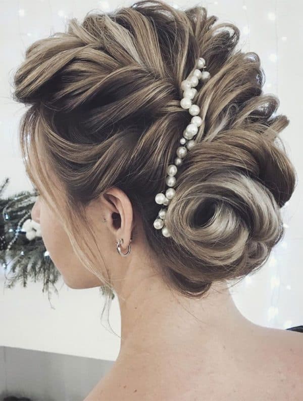 Bridal Pearl Hairstyles That Will Make You Look Absolutely Beautiful