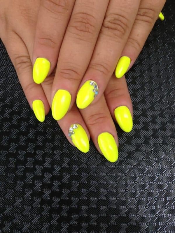 Neon Nails That Will Go Perfectly Well With Your Tanned Skin