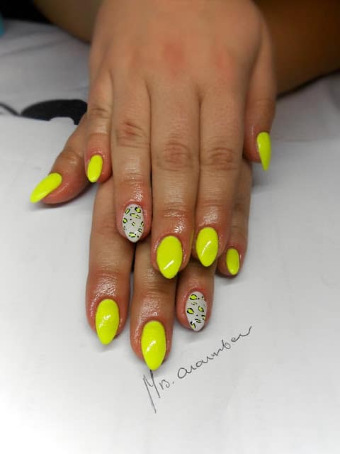 Neon Nails That Will Go Perfectly Well With Your Tanned Skin