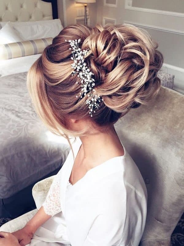 Bridal Pearl Hairstyles That Will Make You Look Absolutely Beautiful