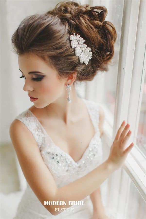 25+ Prettiest Ways To Add The Charm of Pearls To Your Bridal Hairstyle