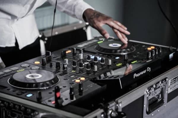 4 Reasons To Hire A DJ as Your Wedding Entertainment