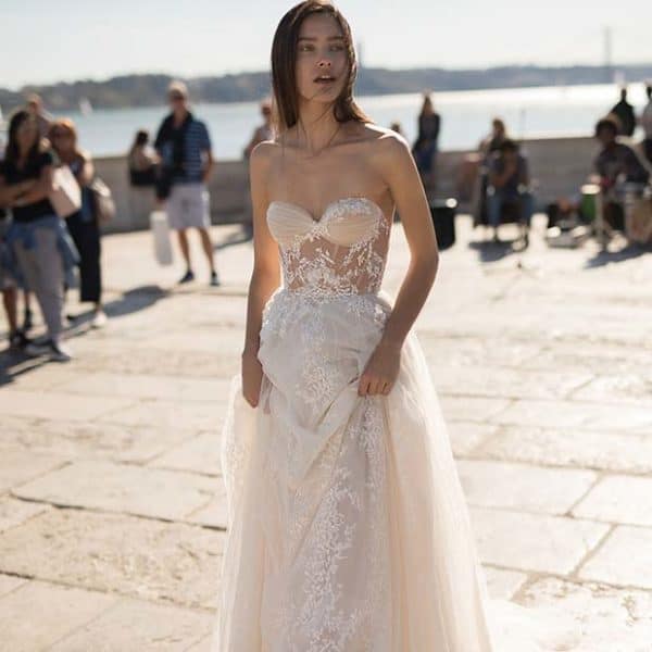 Elegant And Sophisticated Wedding Dresses For A Fairy Tale Look On Your Special Day