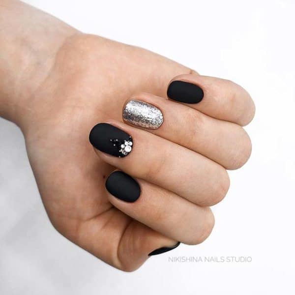 Bold And Black Manicure Ideas That Are Just Perfect For Fall And Winter