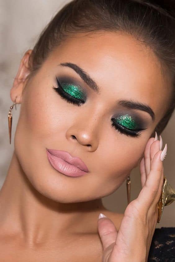 Glitter Makeup Ideas That Are Just Perfect For This Christmas