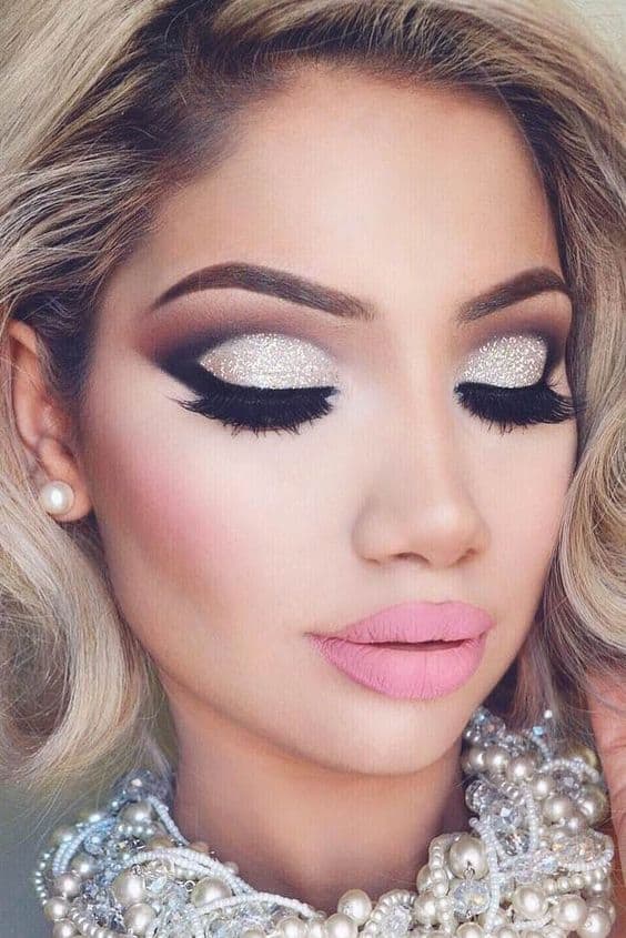 Glitter Makeup Ideas That Are Just Perfect For This Christmas