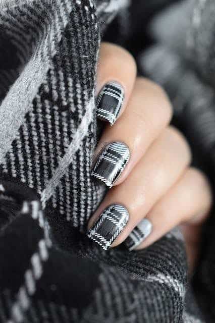 Classy Plaid Manicure Ideas That Will Give You A Warm And Cozy Look