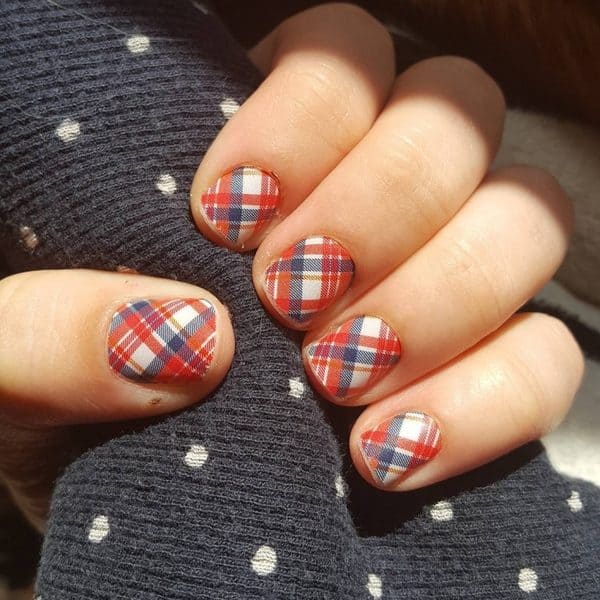 Classy Plaid Manicure Ideas That Will Give You A Warm And Cozy Look