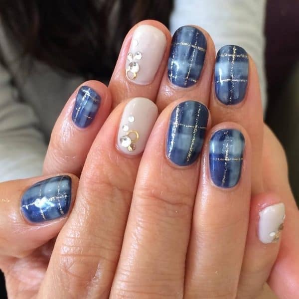 Classy Plaid Manicure Ideas That Will Give You A Warm And Cozy Look