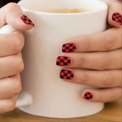 Classy Plaid Manicure Ideas That Will Give You A Warm And Cozy Look