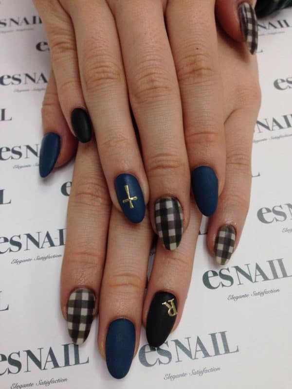 Classy Plaid Manicure Ideas That Will Give You A Warm And Cozy Look