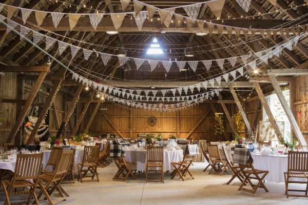 Beautiful Barn Wedding Decorations That You Are Going To Love