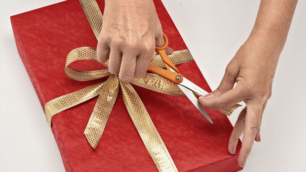 Step By Step Tutorial To Wrap A Christmas Gift As A Pro